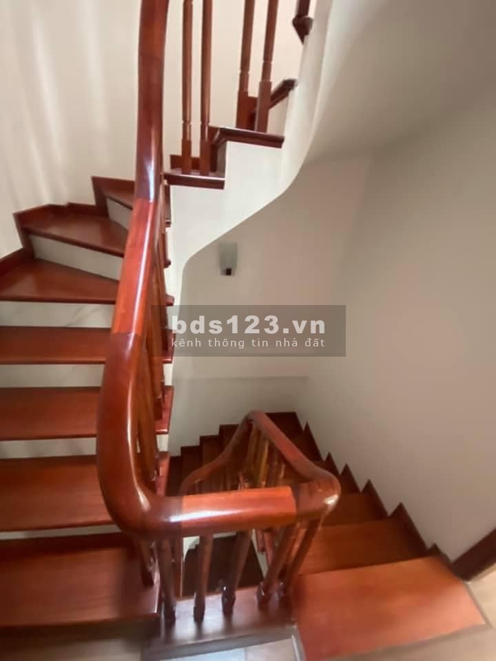 Bán nhà Quan Hoa, Cầu Giấy, 40m2× 5 tầng, mới đẹp, giá nhỉnh 4 tỷ, lh 0946379913