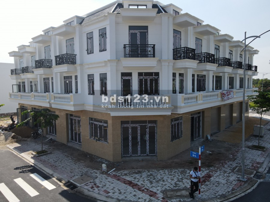 Cần bán nhà ngay góc 2 mặt tiền, đối diện trung tâm thương mại thích hợp đầu tư hoặc mở kinh doanh