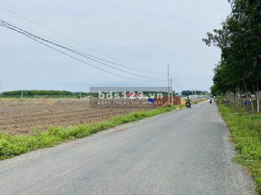 Bán đất 2500m2 ngay mt đường DT756 mở 42n, ngay khu công nghiệp dân đông, giá 570 triệu