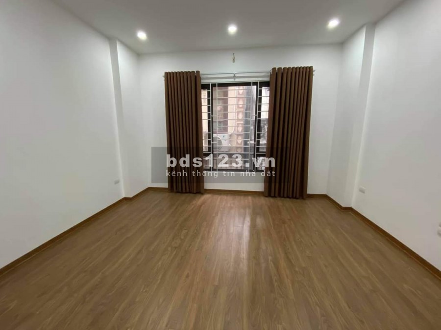 Cần tiền gấp, tôi cần bán nhà đường Cầu Giấy 45m2 x 5 tầng, giá 5.7tỷ, có thương lượng