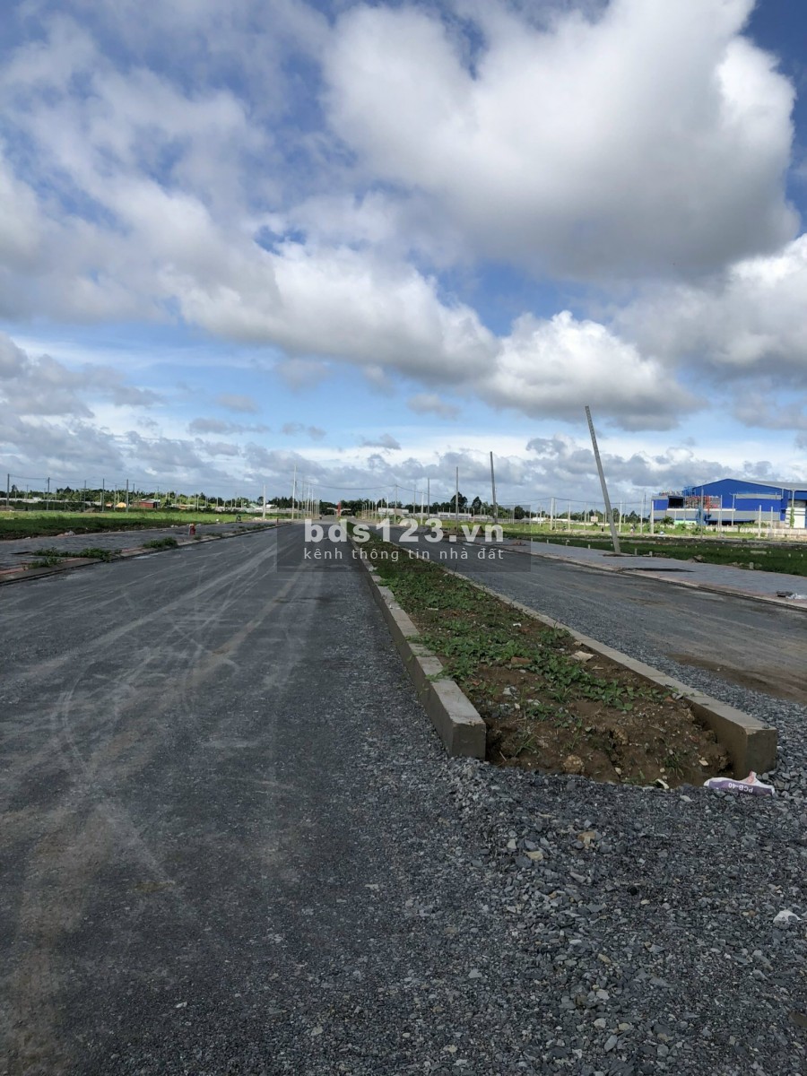 Cần bán đất full thổ cư, gần trung tâm thương mại, sổ riêng từng nền, lhcc