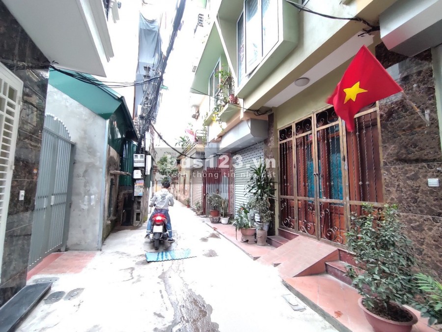 Mặt ngõ Lĩnh Nam, ngõ thẳng, cách ô tô 20m, trước nhà rộng rãi, Nhà đẹp dt 45m2 nhỉnh 3 tỷ