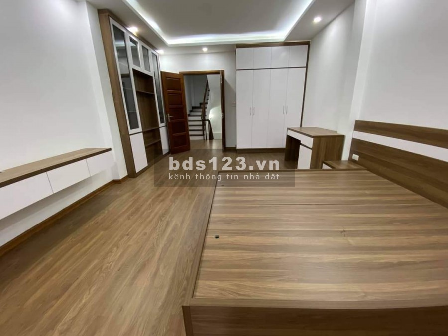Cần tiền gấp, tôi cần bán nhà đường Cầu Giấy 45m2 x 5 tầng, giá 5.7tỷ, có thương lượng