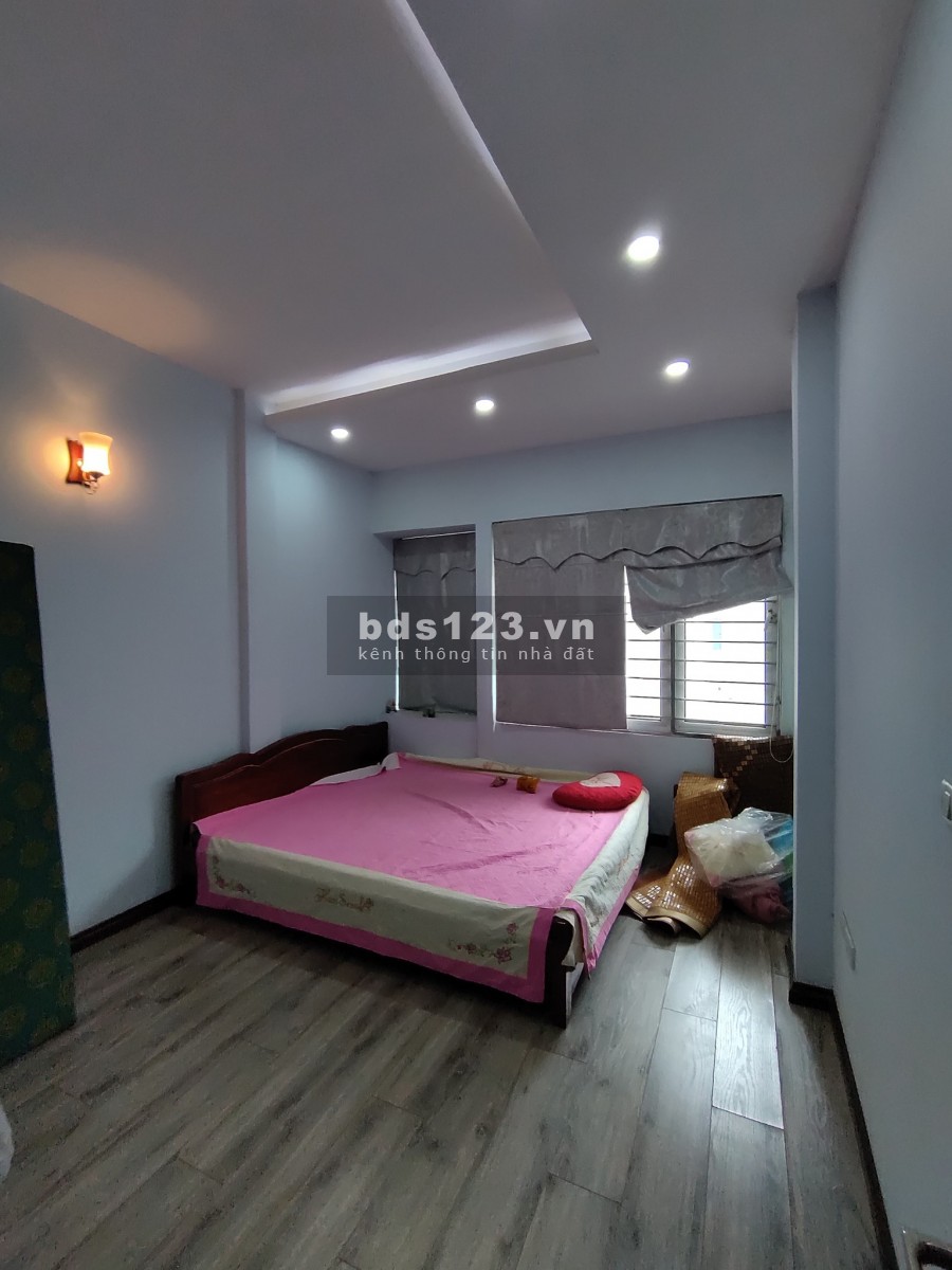 Mặt ngõ Lĩnh Nam, ngõ thẳng, cách ô tô 20m, trước nhà rộng rãi, Nhà đẹp dt 45m2 nhỉnh 3 tỷ