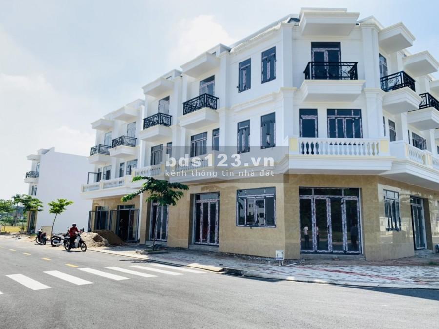 Cần bán nhà ngay góc 2 mặt tiền, đối diện trung tâm thương mại thích hợp đầu tư hoặc mở kinh doanh