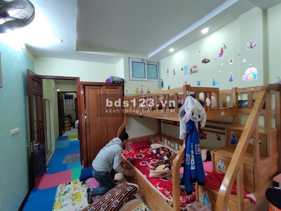 Mặt ngõ Lĩnh Nam, ngõ thẳng, cách ô tô 20m, trước nhà rộng rãi, Nhà đẹp dt 45m2 nhỉnh 3 tỷ