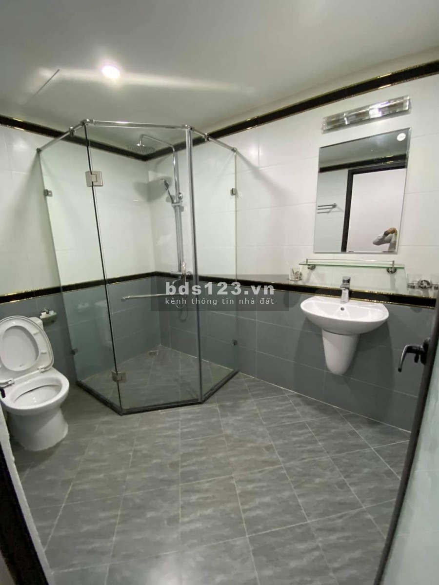 Cần tiền gấp, tôi cần bán nhà đường Cầu Giấy 45m2 x 5 tầng, giá 5.7tỷ, có thương lượng