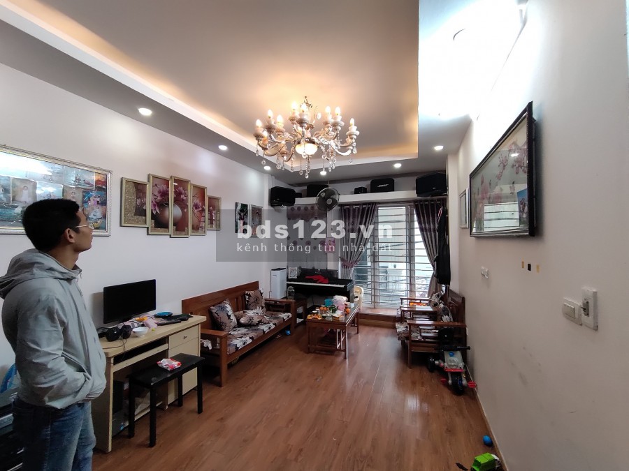 Mặt ngõ Lĩnh Nam, ngõ thẳng, cách ô tô 20m, trước nhà rộng rãi, Nhà đẹp dt 45m2 nhỉnh 3 tỷ