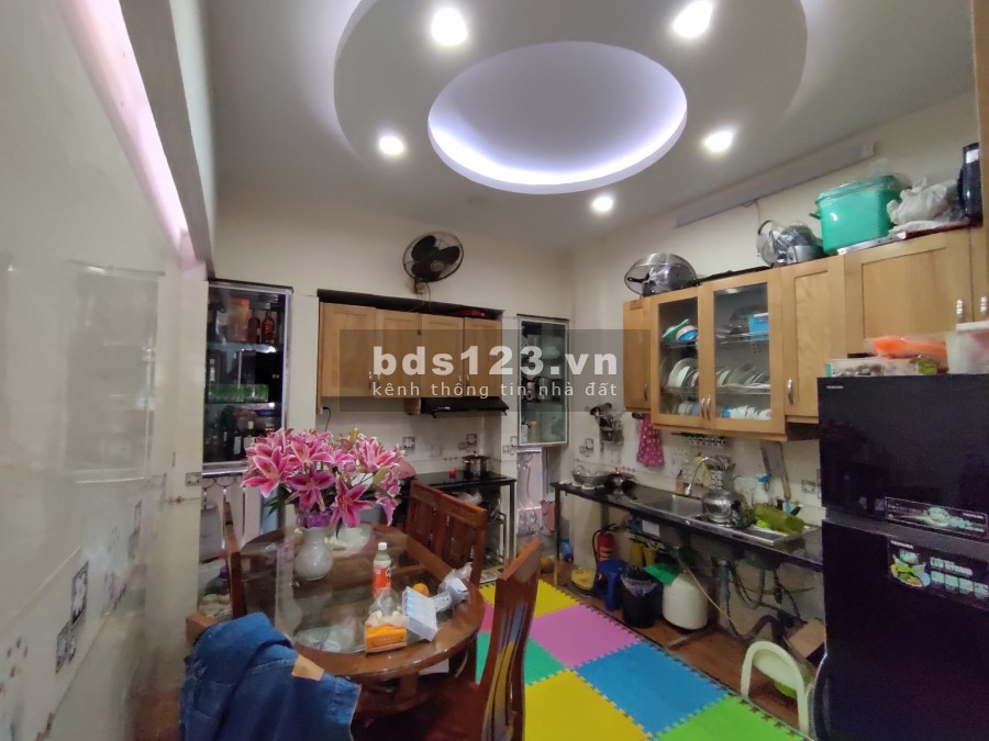 Mặt ngõ Lĩnh Nam, ngõ thẳng, cách ô tô 20m, trước nhà rộng rãi, Nhà đẹp dt 45m2 nhỉnh 3 tỷ