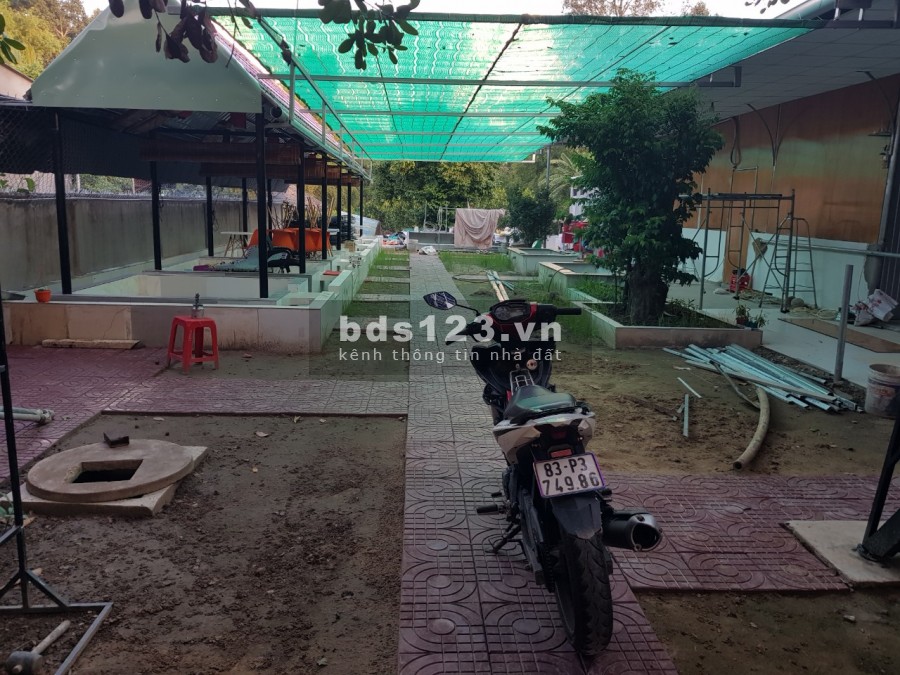 Bán nhà mặt tiền gồm quán cà phê sân vườn và tiệm rửa xe oto rộng 2653m2 tại Trà Vinh