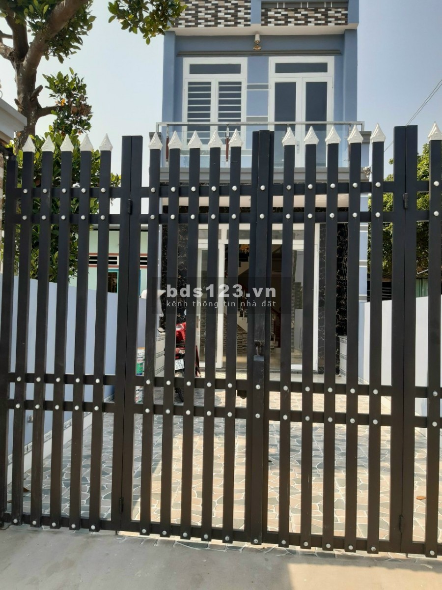 Cần bán nhà ngay ngã tư cây me, giá 2.35 tỷ, có sẵn sổ đỏ, lh 0931831781