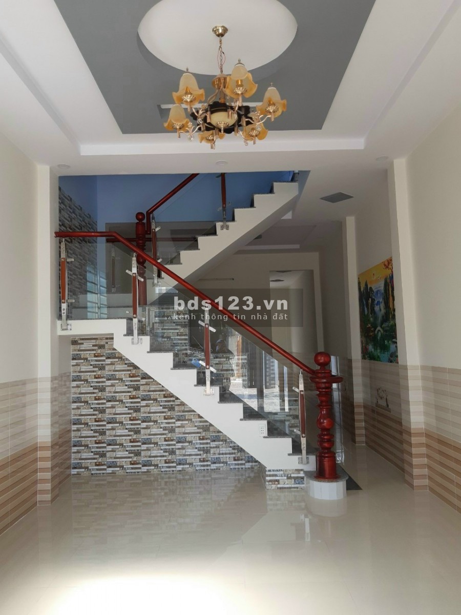 Cần bán nhà ngay ngã tư cây me, giá 2.35 tỷ, có sẵn sổ đỏ, lh 0931831781
