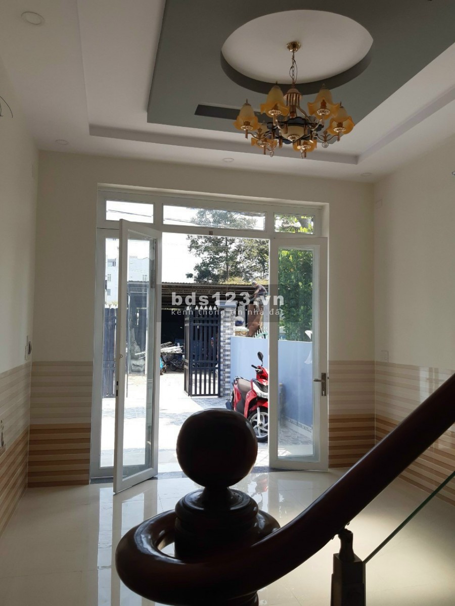 Cần bán nhà ngay ngã tư cây me, giá 2.35 tỷ, có sẵn sổ đỏ, lh 0931831781