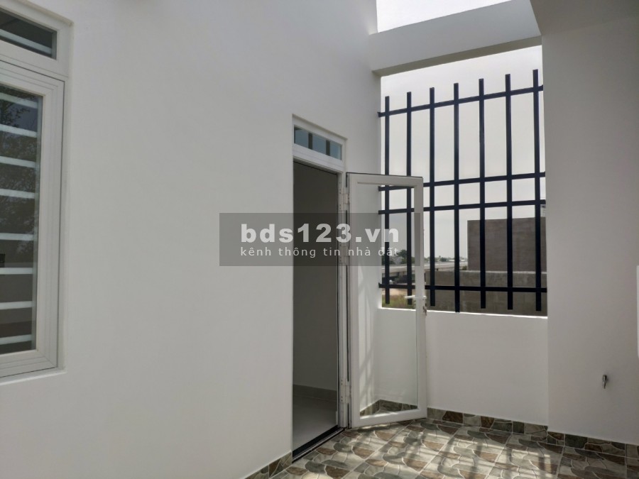 Bán nhà mới xây ở chợ Bình Chánh diện tích 82m2 (5.5mx15m), sổ hồng riêng, lhcc