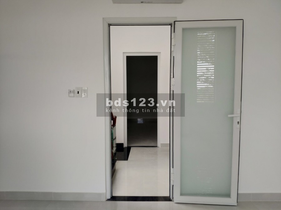 Bán nhà mới xây ở chợ Bình Chánh diện tích 82m2 (5.5mx15m), sổ hồng riêng, lhcc