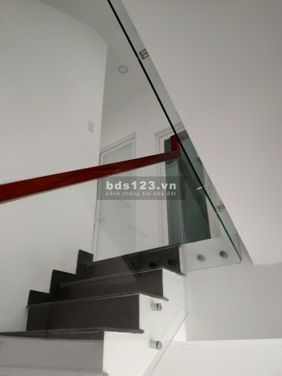 Bán nhà mới xây ở chợ Bình Chánh diện tích 82m2 (5.5mx15m), sổ hồng riêng, lhcc