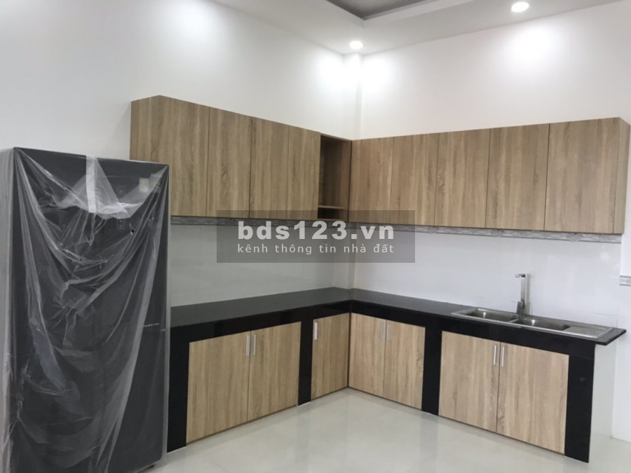 Bán nhà mới xây ở chợ Bình Chánh diện tích 82m2 (5.5mx15m), sổ hồng riêng, lhcc