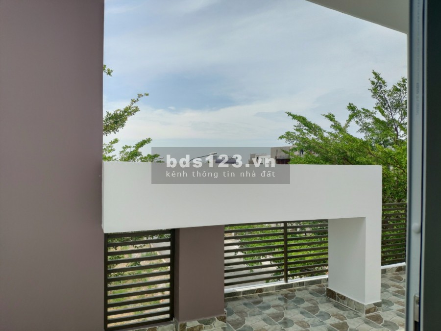 Bán nhà mới xây ở chợ Bình Chánh diện tích 82m2 (5.5mx15m), sổ hồng riêng, lhcc