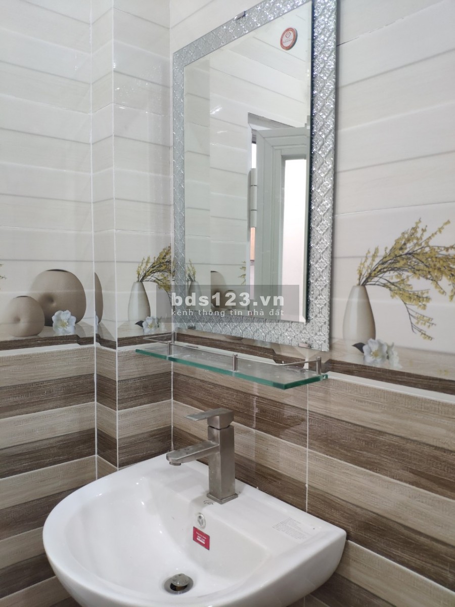 Bán nhà mới xây ở chợ Bình Chánh diện tích 82m2 (5.5mx15m), sổ hồng riêng, lhcc