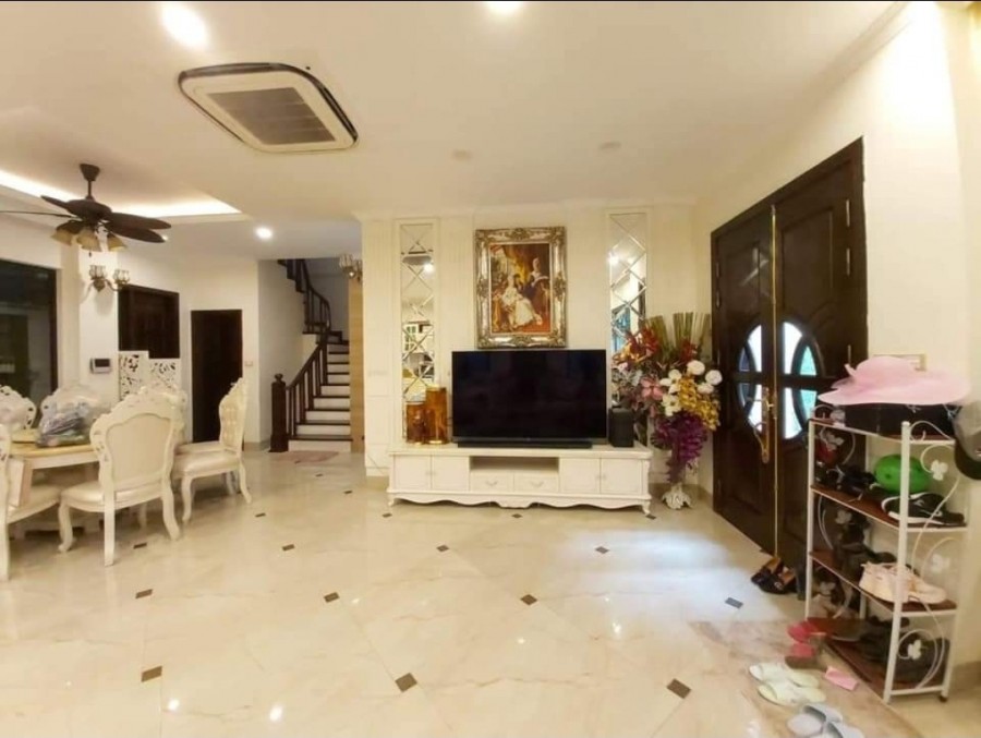 Phố Víp, Nhà Hiếm bán nhà mặt phố Quán Thánh, dt 91m2, 5 tầng mt 5m, giá 46,5 Tỷ