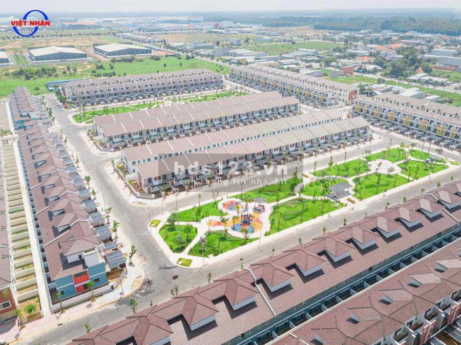 Bán nhà liền kề khu đô thị xanh đáng sống nhất Bình Dương, tiện ích đầy đủ