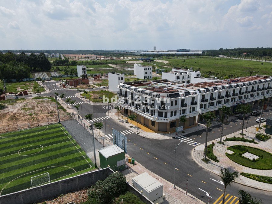 Cần bán nhà ngay góc 2 mặt tiền, đối diện trung tâm thương mại thích hợp đầu tư hoặc mở kinh doanh