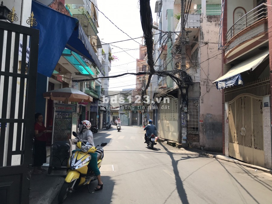 Nhà phố mặt tiền Đất Thánh gần chợ Tân Bình, giá bán 12.4 tỷ, xe ra vào tránh nhau thoải mái