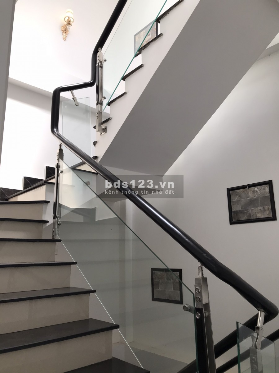 Nhà phố mặt tiền Đất Thánh gần chợ Tân Bình, giá bán 12.4 tỷ, xe ra vào tránh nhau thoải mái