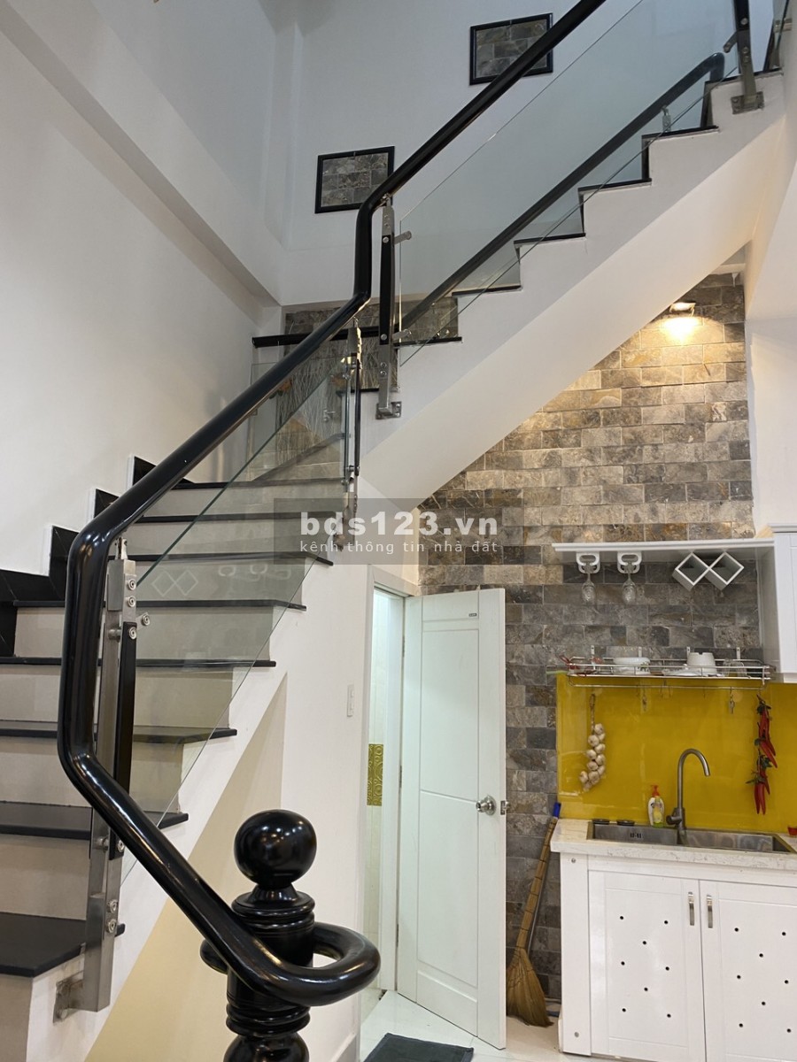 Nhà phố mặt tiền Đất Thánh gần chợ Tân Bình, giá bán 12.4 tỷ, xe ra vào tránh nhau thoải mái