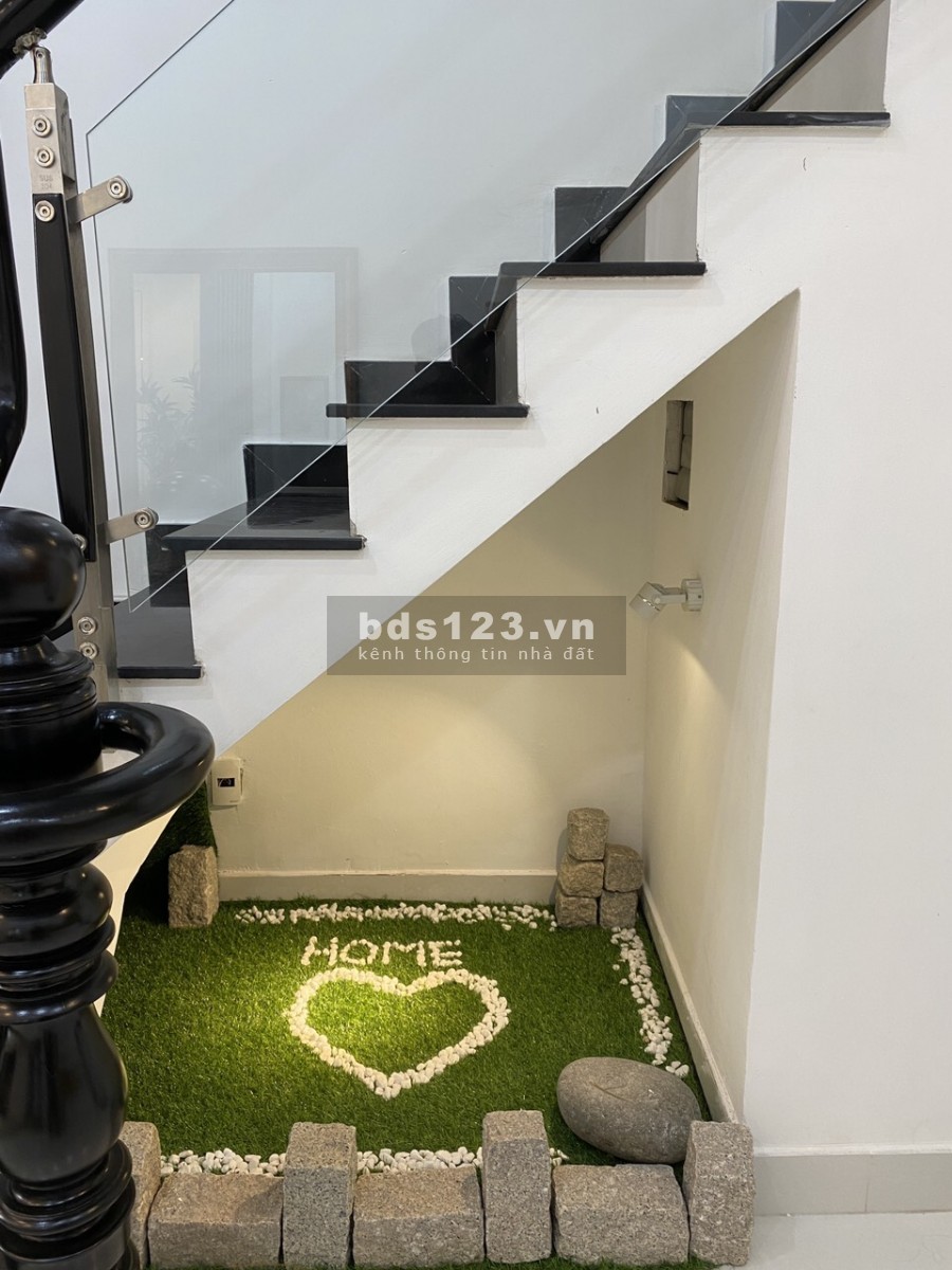 Nhà phố mặt tiền Đất Thánh gần chợ Tân Bình, giá bán 12.4 tỷ, xe ra vào tránh nhau thoải mái