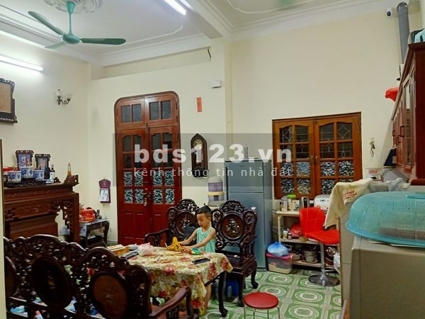 Bán nhà nguyên căn cách phố Tạ Quang Bửu 15m, 3 mặt thoáng, dt 39m2, 4 tầng, giá 4,5 tỷ