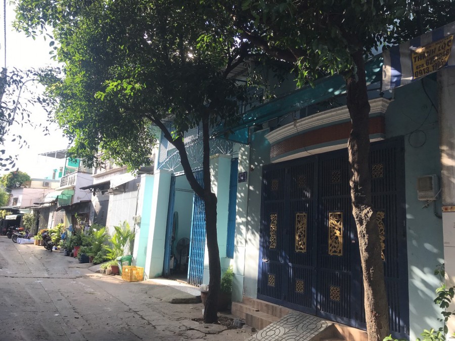 Về quê định cư, Bán nhà hẻm rộng, 126m2, ngang 10m. Kế bên siêu thị Metro Q12.