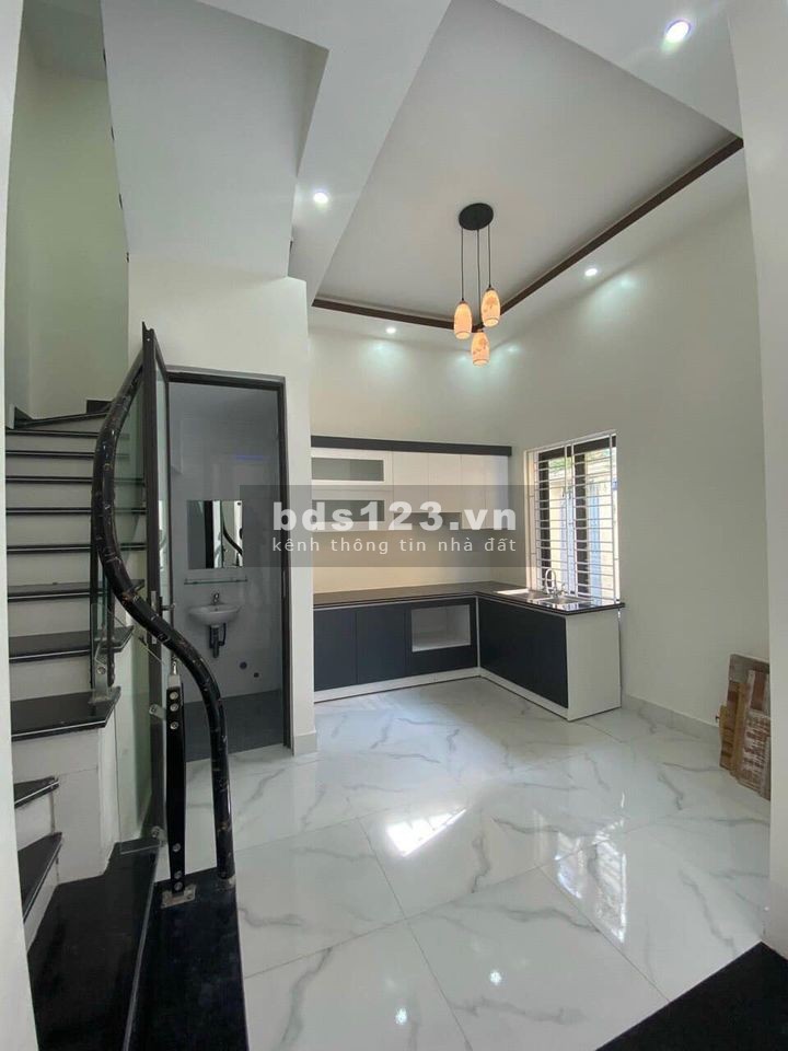 Bán nhà phân lô Phúc lợi diện tích 30m2 giá 2,1 tỉ, nguyên căn 5 tầng đúc