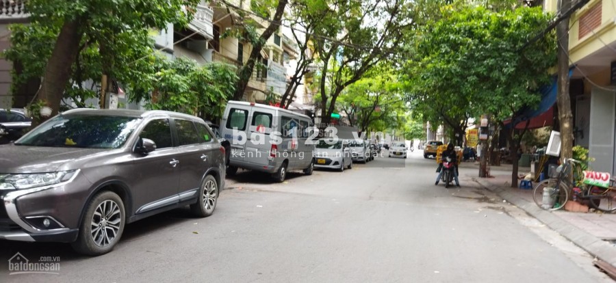 Siêu phẩm Hoàng Cầu, phân lô, vỉa hè, kinh doanh VP, 62m2, 5 tầng, MT: 4m. Giá: 11.5 tỷ.
