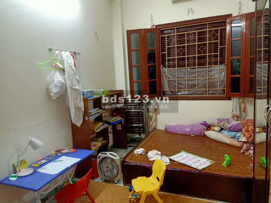 Bán nhà nguyên căn cách phố Tạ Quang Bửu 15m, 3 mặt thoáng, dt 39m2, 4 tầng, giá 4,5 tỷ
