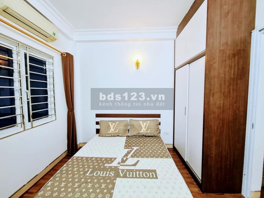Bán Nhà Lĩnh Nam dt 40m2 5 tầng 5 phòng ngủ, mt 3.7m, giá bán 3.5 tỷ khu dân cư