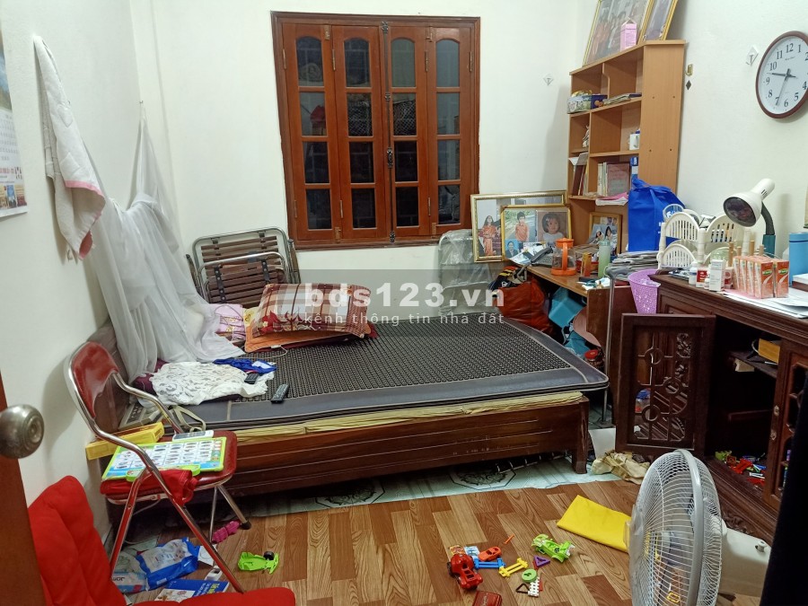 Bán nhà nguyên căn cách phố Tạ Quang Bửu 15m, 3 mặt thoáng, dt 39m2, 4 tầng, giá 4,5 tỷ