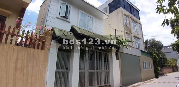 Nhà HÓT ngoài đê thành phố ven sông gần hồ, vườn hoa thiết kế Bắc Âu.
