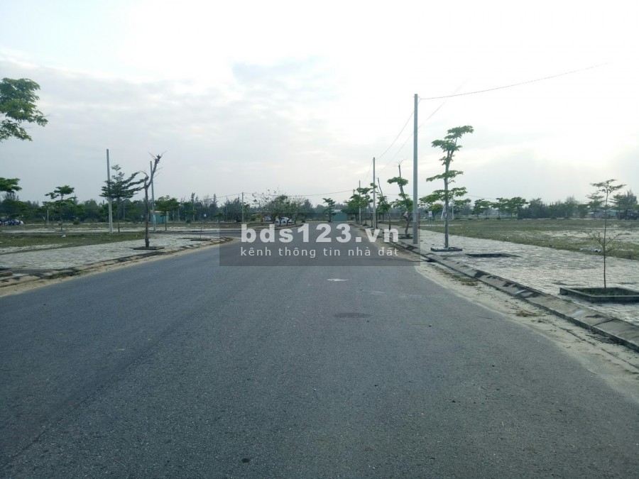 Bán gấp đất phố Thanh Am, siêu đẹp diện tích 108m2 mặt tiền 18m, sổ chính chủ