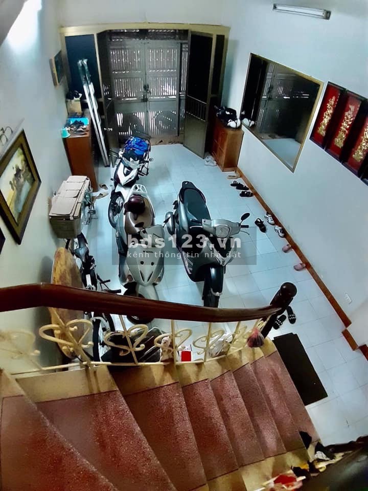 Chủ nhà cần bán Hai Bà Trưng dt 106m2, 3 tầng, rộng 4m, sổ đỏ chính chủ, giá 8,5 tỷ (có gia lộc )