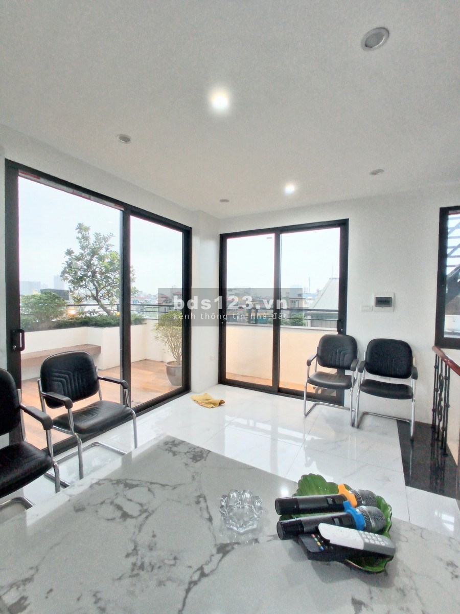Chủ nhà cần bán Hai Bà Trưng dt 106m2, 3 tầng, rộng 4m, sổ đỏ chính chủ, giá 8,5 tỷ (có gia lộc )
