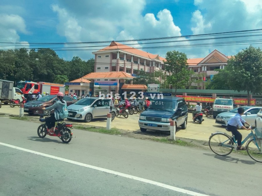 Bán đất Chơn Thành giá rẻ 1 mẫu, shr cạnh kcn lớn, gân trường chợ giá 560 triệu