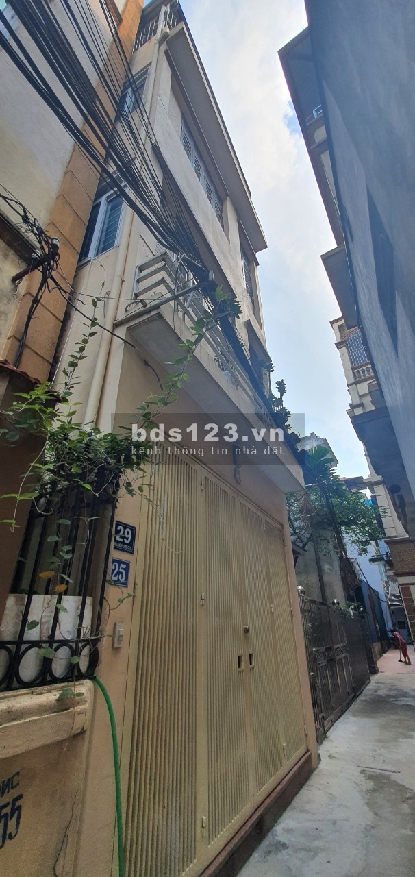 Bán nhà Lạc Long Quân, Nhà đẹp ở ngay cạnh Hồ Tây, dt 40m2, giá bán 3.5 tỷ