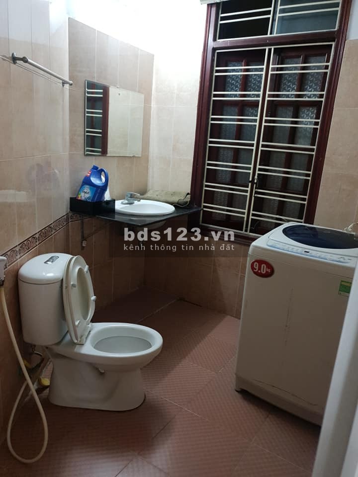 Bán nhà nguyên căn 5 tầng Cầu Giấy, dt 33m2, vị trí trung tâm, ở luôn, giá 3.2 tỷ