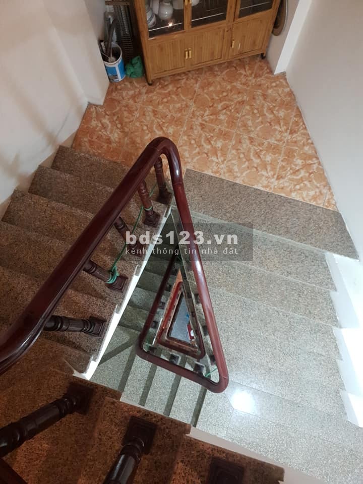 Bán nhà nguyên căn 5 tầng Cầu Giấy, dt 33m2, vị trí trung tâm, ở luôn, giá 3.2 tỷ