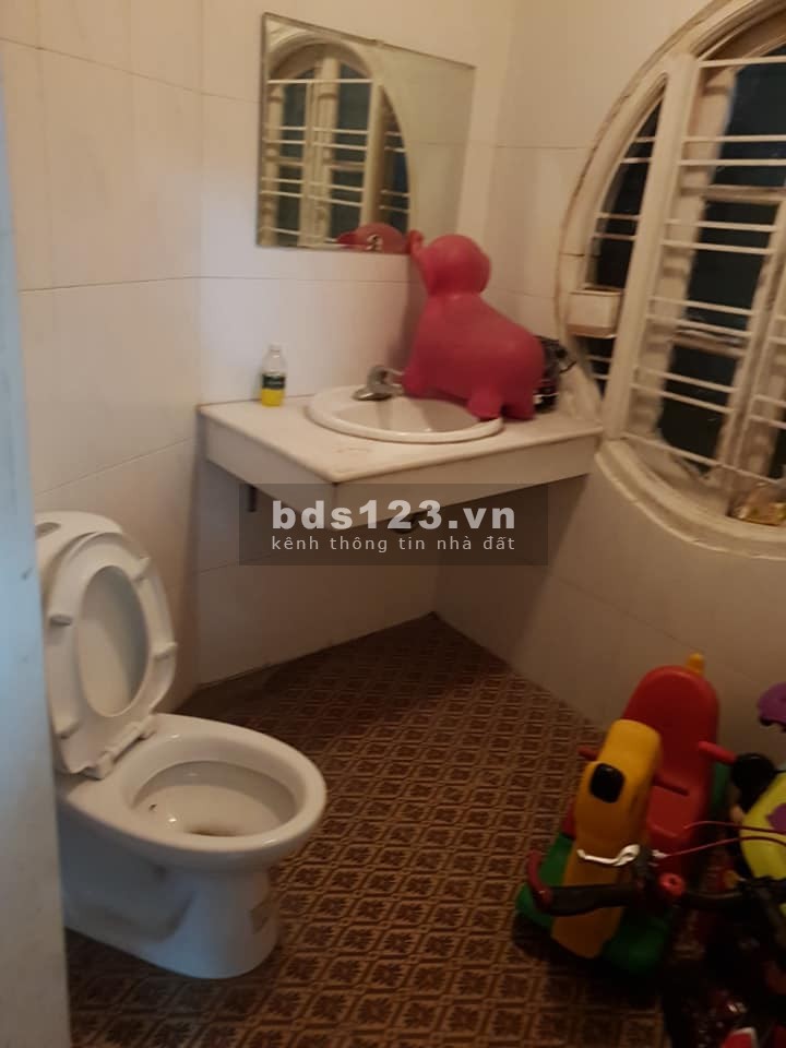 Bán nhà nguyên căn 5 tầng Cầu Giấy, dt 33m2, vị trí trung tâm, ở luôn, giá 3.2 tỷ