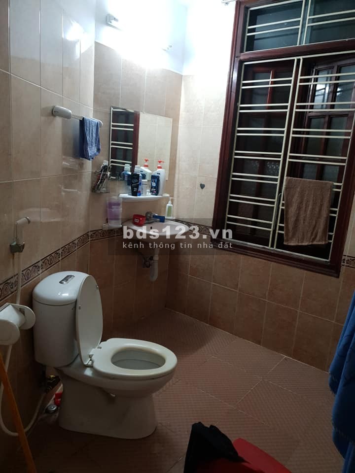 Bán nhà nguyên căn 5 tầng Cầu Giấy, dt 33m2, vị trí trung tâm, ở luôn, giá 3.2 tỷ