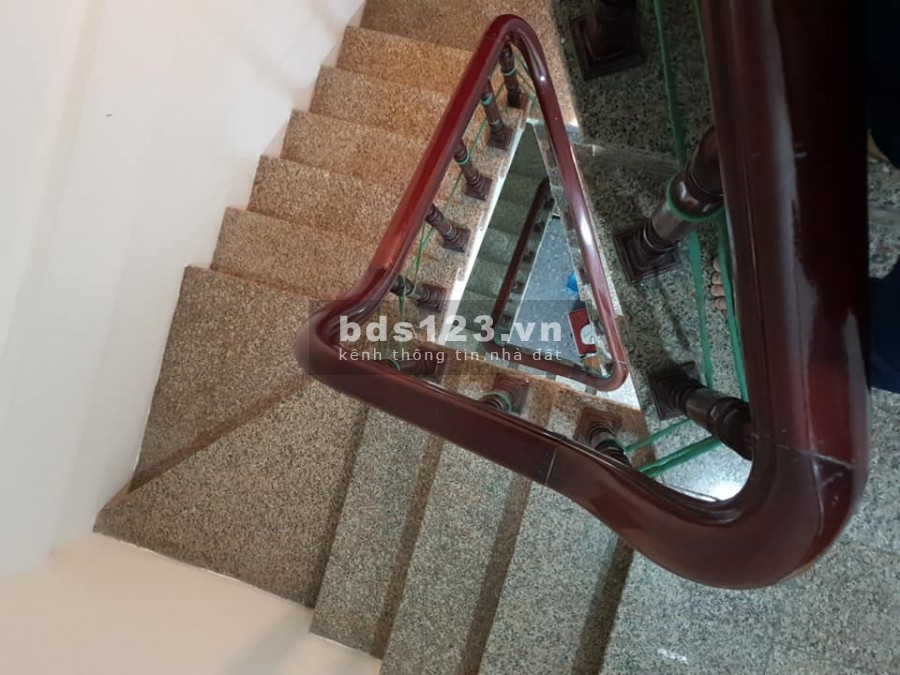 Bán nhà nguyên căn 5 tầng Cầu Giấy, dt 33m2, vị trí trung tâm, ở luôn, giá 3.2 tỷ