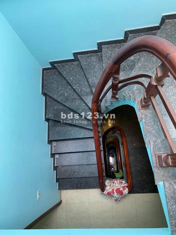 Nhà đẹp Nguyễn Văn Cừ nguyên căn đúc 5 tầng diện tích 52m2, gần phố