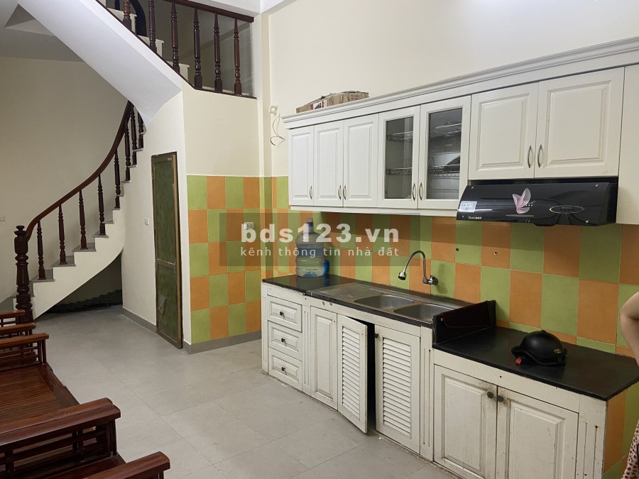 Bán nhà phố Bạch Mai. Sân để xe rộng .35m x4 tầng. Giá:2,2 tỷ có thương lượng sâu